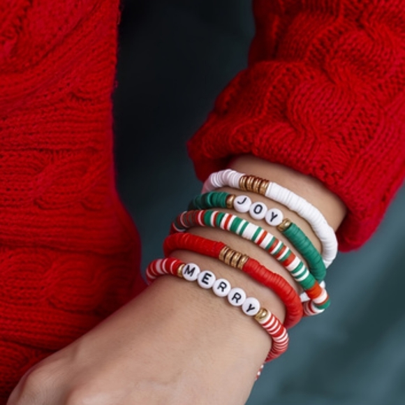 NIP 5 Pack Christmas Bracelets Clay Bead - Picture 2 of 3